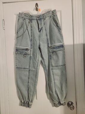 Hot Topic-Light Wash Denim Cargo Joggers - Silver Chain Detail